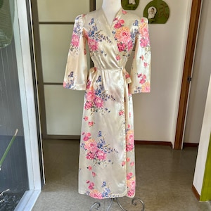 1950s vintage floral print satin robe with padded shoulders S/M