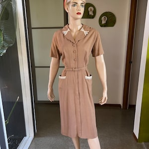 Vestido vintage con cinturón y botones en la parte delantera de los años 50 con bolsillos acampanados 30-31W