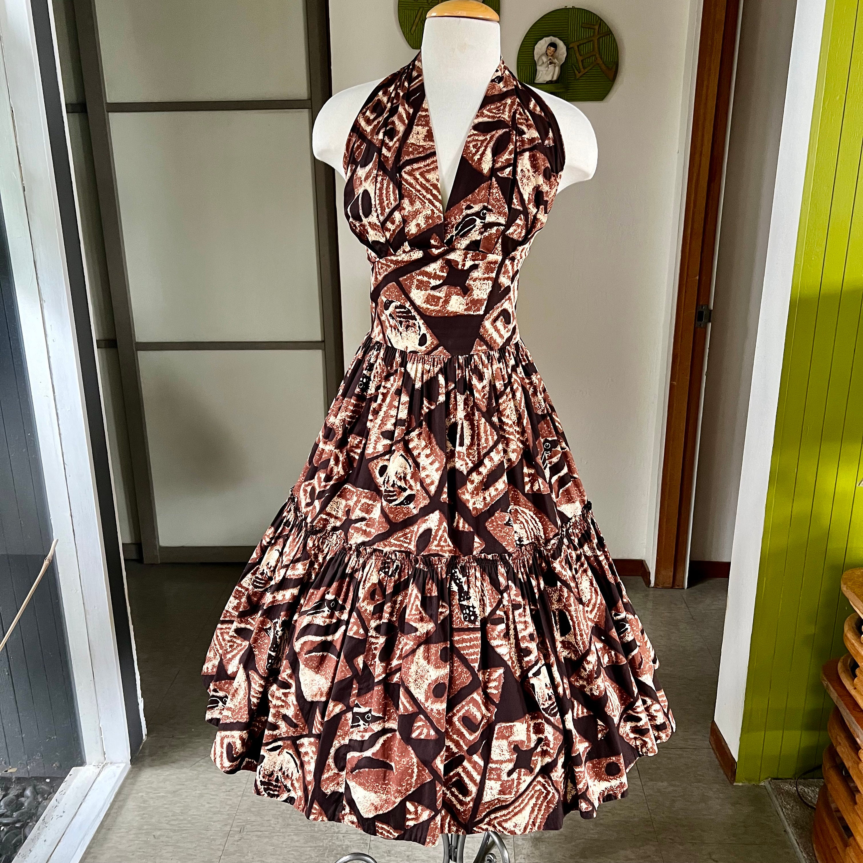 1950s Vintage Brown Tapa Print Hawaiian Halter Dress 27w
