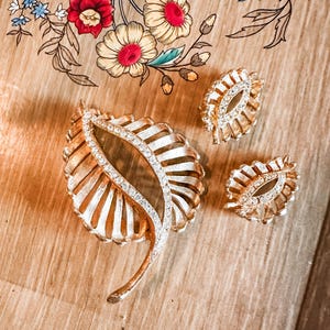 Vintage Gold-tone Mid-Century Leaf-Shaped Brooch and Earrings Set