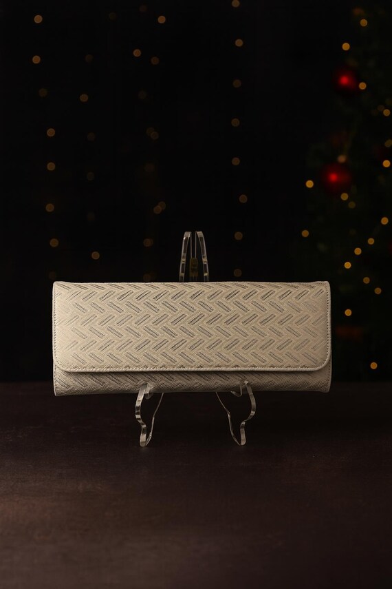 White Obi Clutch with SAYAGATA Pattern – Handmade from Vintage Kimono Fukuro Obi – Silver Chain – Sustainable & One of a Kind
