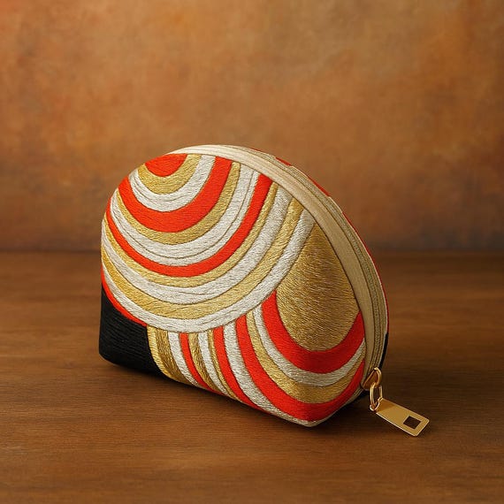 Vibrante Kosmetiktasche mit Seigaiha-Wellenmuster – Rot, Gold, Silber, Schwarz, Weiß – Luxuriöses Seidenfutter, Japanisches Design