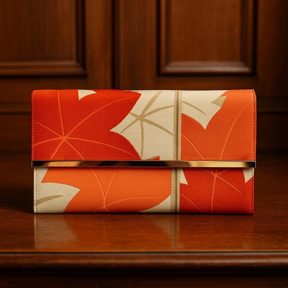 Japanische Momiji Eleganz: Handgefertigte Kimono Obi Clutch mit roten Ahornblättern – Nachhaltiges Statement für Stilbewusste