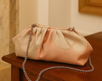Elegante Lachsrosa Dumpling Tasche mit Silbernen Chrysanthemen – Handgefertigt aus Vintage Japanischem Kimono Obi