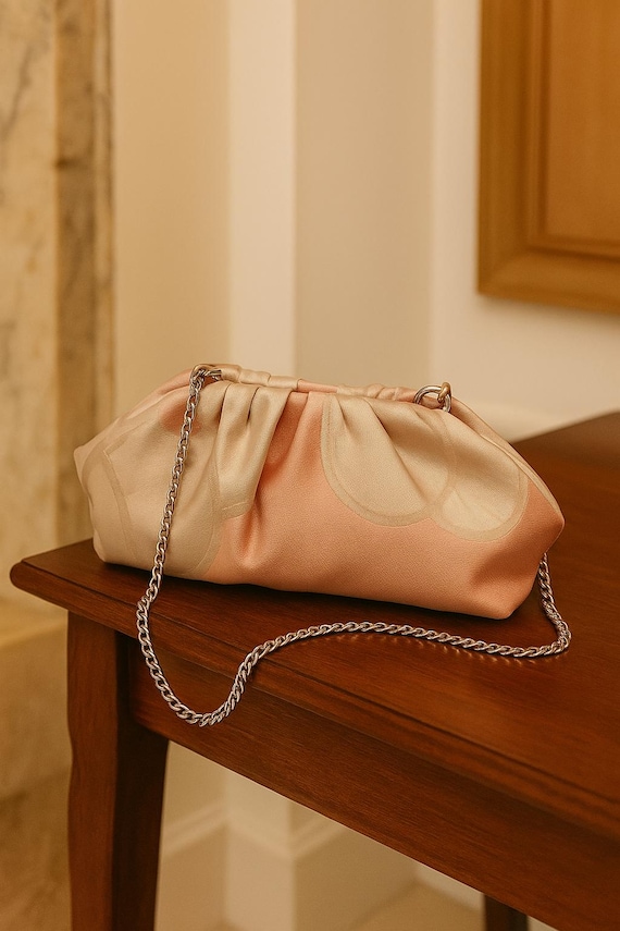 Elegante Lachsrosa Dumpling Tasche mit Silbernen Chrysanthemen – Handgefertigt aus Vintage Japanischem Kimono Obi