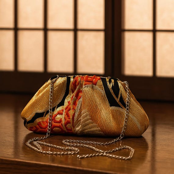Handgefertigte Dumpling-Bag Gold-Orange mit Schmetterling (Chō) & Hexagon (Kikkō) – Einzigartige Vintage Obi Clutch mit Silberkette