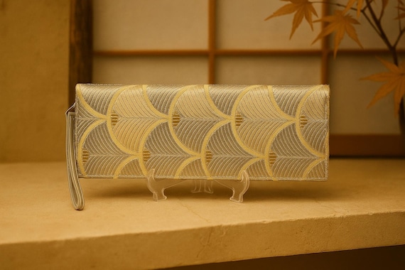Hellgelbe Seigaiha Clutch – Obi-Seide Abendtasche mit silbernem Innenfutter – Handgemacht – Hochzeit und Event