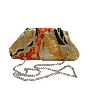 Bolsito Dumpling Hecho a Mano en Oro y Rojo Naranja con Motivos de Mariposa (Chō) y Hexágono (Kikkō) – Clutch Vintage Único con Cadena