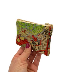 Erheben Sie Ihre täglichen Essentials mit unserem exquisiten Kartenhalter, meisterhaft gefertigt aus vintage japanischem Kimono Obi