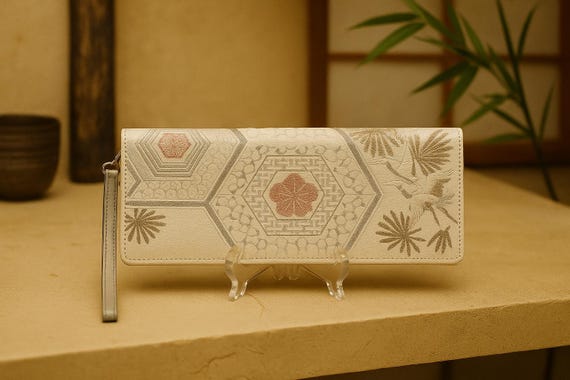 Elegante Silber Clutch aus Vintage Kimono Obi – Handgemachte Abendtasche mit japanischen Symbolmustern