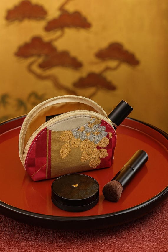 Eleganz in jedem Stich: Upcycled Fukuro Obi Kosmetiktasche mit Japanischen Symbolen, Schminktasche aus vintage Kimono