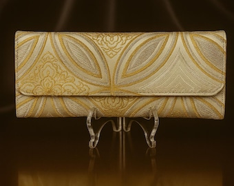 Elegancia japonesa desatada: bolso de noche vintage con cinturón de kimono y belleza simbólica