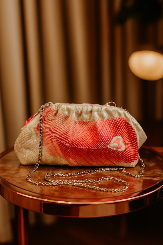 Elegante Dumpling Bag mit Pfauenfeder Motiv – Handgefertigt aus Vintage Japanischem Kimono Obi