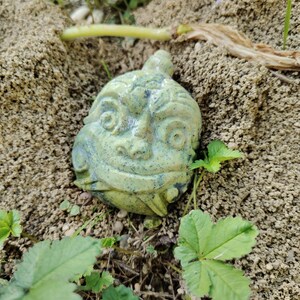 R452 Maschera i Serpentino Naturale del Peru, una representazione della cultura CHAVIN,chiamato la cabeza clava, un pezzo di collezione.