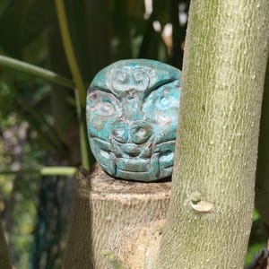 R451 Maschera i Crisocolla Naturale del Peru, una representazione della cultura CHAVIN,chiamato la cabeza clava, un pezzo di collezione.