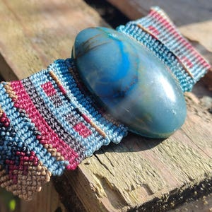 B571 bracciale con CRISOCOLLA, gioiello etnico in macramè, minerale curativo, creatività italiana artigianato di qualità. Made in Italy