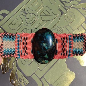 B570 bracciale con CRISOCOLLA, gioiello etnico in macramè, minerale curativo, creatività italiana artigianato di qualità. Made in Italy