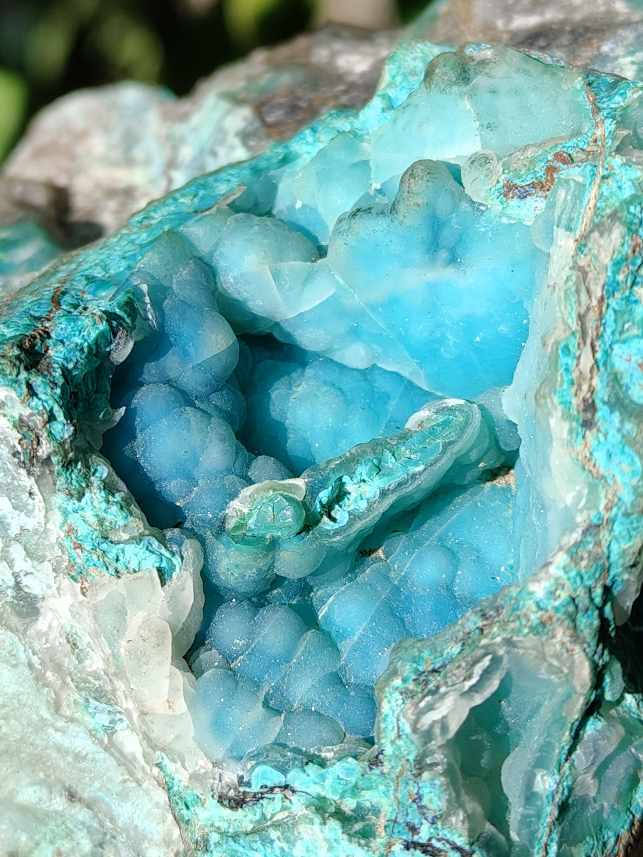 N471 Stupenda Crisocolla Gem Silica Drussy con Selenite del Perù, roccia grezza, minerale di alta qualità, pietra speciale per collezionismo