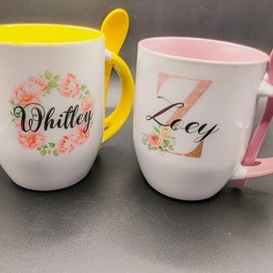 Peut inclure: Deux tasses personnalisées avec des cuillères attachées. La tasse de gauche est jaune avec un motif floral et le nom "Whitley". La tasse de droite est rose avec un motif floral et le nom "Zoey".
