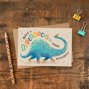 Bonne carte d'anniversaire Diplodocus-ly / Carte de voeux illustrée de jeu de mots de dinosaure / Carte d'anniversaire drôle pour enfants ou adultes avec un dinosaure vert