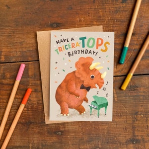 トリケラトプスの誕生日カード / イラスト入り恐竜しゃれグリーティングカード / トリケラトプス恐竜の子供または大人向けの面白い誕生日カード