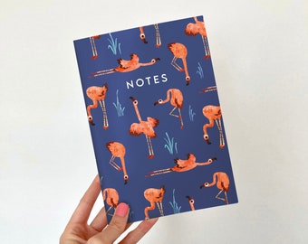 A5 Flamingo Notizbuch / blanko Seiten recycelter Notizblock in marineblau & pink / illustriertes Journal mit Vogel-Cover für Doodles, Notizen und Listen