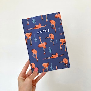 Notatnik A5 Flamingo / Gładki notatnik z recyklingu w kolorze granatowym i różowym / Ilustrowany dziennik z okładką z ptakiem na bazgroły, notatki i listy