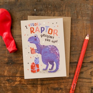 Velocri-raptor Geschenk Geburtstagskarte / Illustrierte Dinosaurier Wortspiel Grußkarte / Lustige Geburtstagskarte für Kinder oder Erwachsene mit lila Dino