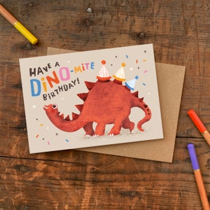 Cartão de aniversário Dino-mite/Cartão ilustrado de trocadilho de dinossauro/Cartão engraçado de aniversário para crianças ou adultos com Dino rosa