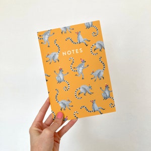Cuaderno Lemur A5 / Bloc de notas liso ilustrado reciclado / Diario naranja con cubierta de mono estampada para garabatos, notas y listas
