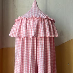 Dosel de cuna a cuadros con volantes: diseño Babotipi en rosa y blanco.