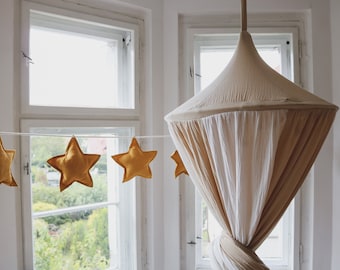 Dosel de circo de muselina beige: decoración bohemia para habitación de bebé