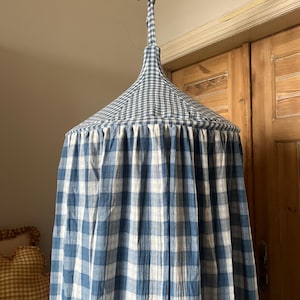 Blauer Musselin-Baldachin mit Karomuster: Kinderzimmer-Deko