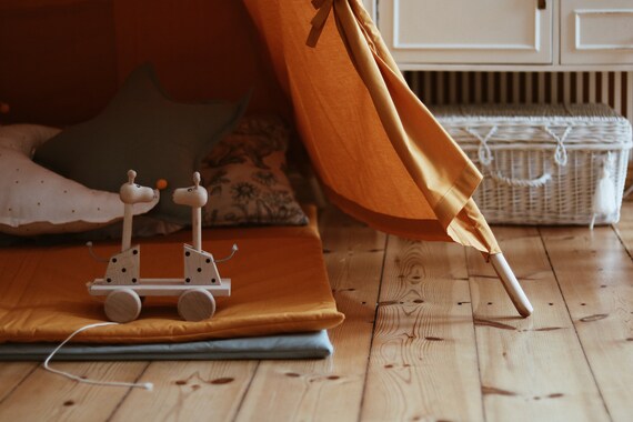 Tente tipi pour enfants en bois naturel et coton jaune
