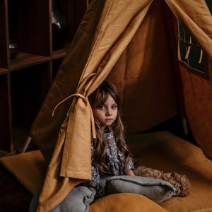 Mosterdlinnen tipi – opvouwbaar speelhuis met raam – handgemaakt