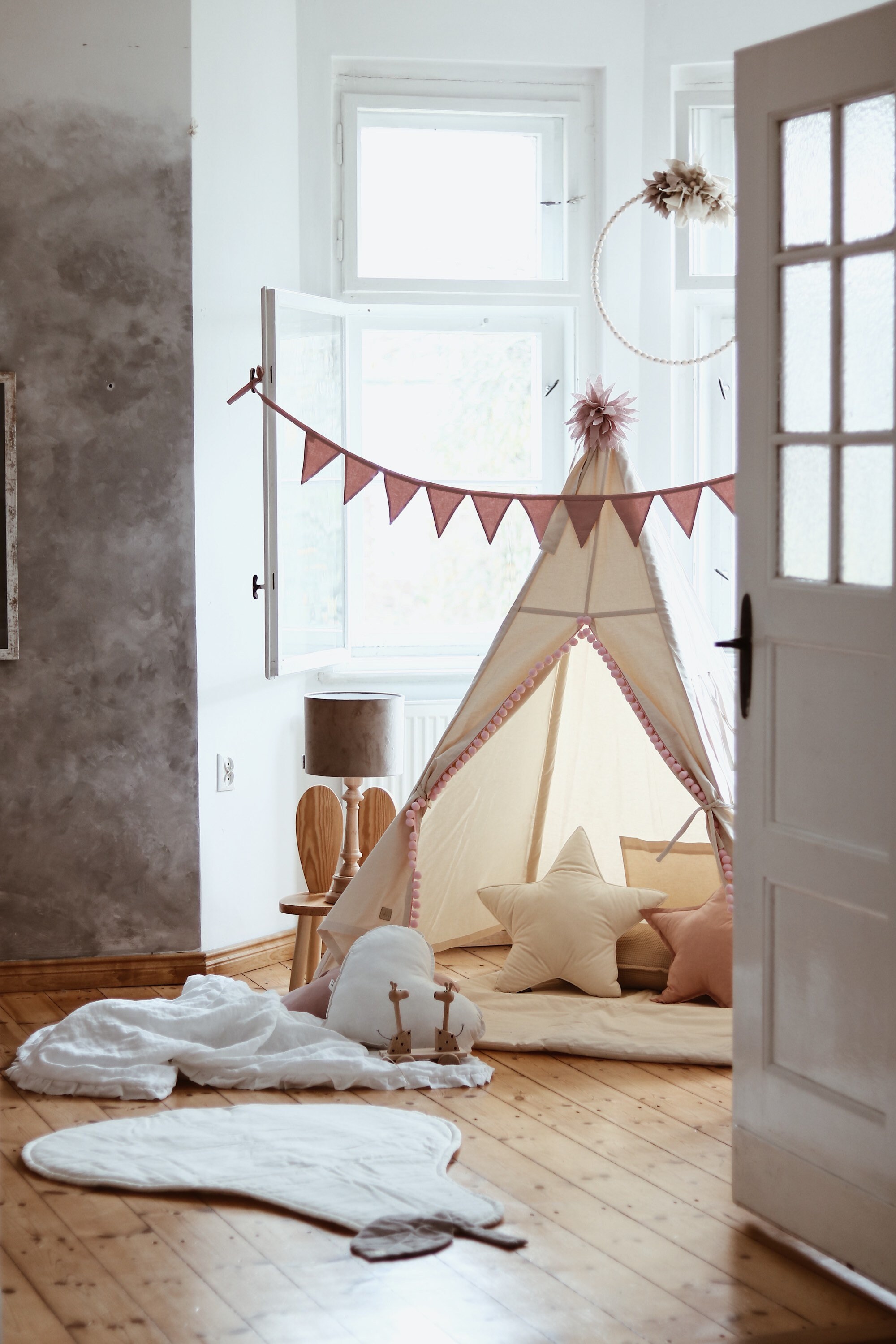 Tente TIPI Beige avec pompons colorés + 2 oreillers et tapis de jeu