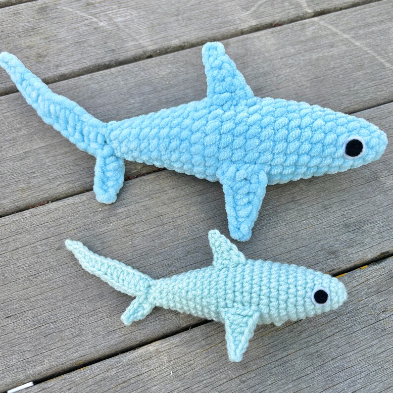 Pu&ograve; includere: Due giocattoli di squalo di peluche all'uncinetto. Lo squalo pi&ugrave; grande &egrave; blu chiaro e lo squalo pi&ugrave; piccolo &egrave; di una tonalit&agrave; di blu pi&ugrave; chiara. Entrambi gli squali hanno gli occhi neri.