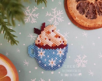 以下が含まれることがあります： 茶色の縁取りと白い雪の結晶が付いた青と白のマグカップ。マグカップには、白いホイップクリームとチョコレートのスプリンクルがトッピングされた茶色の液体が満たされています。背景は薄い青色で、白い雪の結晶が描かれています。