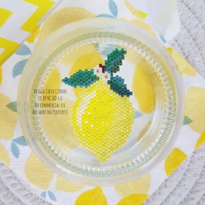 Peut inclure: Un citron perlé avec des feuilles vertes, cousu dans un bocal en verre. Le bocal a un fond blanc avec un motif de citron. Le texte sur le bocal indique "DESIGN CŒUR CITRON CC BY NC ND 4.0 NO COMMERCIAL USE NO SHARE ON PINTEREST".