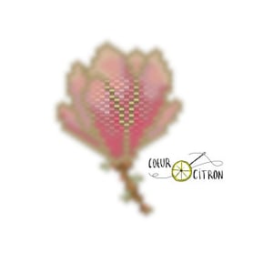 Peut inclure: Une fleur en perles rose et or avec une tige et des feuilles. La fleur est réalisée avec des perles de rocaille et présente un design délicat et complexe.