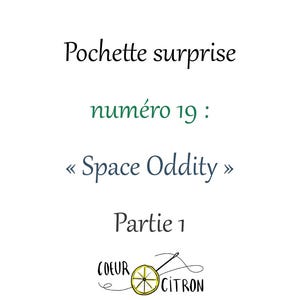 Könnte beinhalten: Ein weißer Hintergrund mit schwarzem Text, der "Pochette surprise numero 19: Space Oddity" und "Partie 1" lautet. In der Mitte unten befindet sich eine gelbe Zitrone mit schwarzem Umriss und einer schwarzen Nadel und einem schwarzen Faden. Der Text "COEUR" befindet sich links von der Zitrone und "CITRON" rechts von der Zitrone.