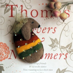 Needle felted brooch «Red-haired Dachshund» Cute brown wiener dog with a bow-knot OOAK wool dog pin Delightful coat accessory for pet lovers