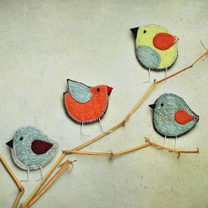 Felt brooch «Little Autumn Bird» Multicoloured cartoon bird pin Primitive patchwork bird brooches Cute speckled bird pins Nice hat accessory