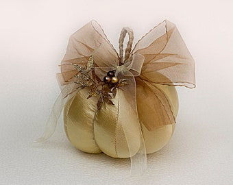 Luxuriöse blass Gold Satin Kürbisse mit Bogen-Knoten OOAK Stoff Halloween Kürbisse Herbst Hochzeit Herzstück Thanksgiving Kürbis Dekorationen