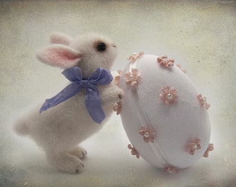 Kleiner flauschiger Osterhase mit einem Geschenk-Ei Miniatur handgemachte Osterhase Figur Süßer weißer Nadel gefilzter Hase mit einem Oster-Souvenir