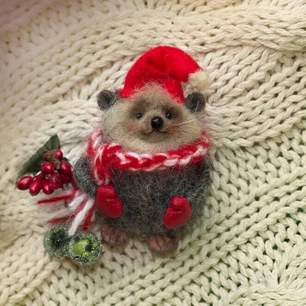 Broche feutrée à l'aiguille « Christmas Hedgehog #3 » Épingle hérisson en laine faite main Adorable hérisson dans un bonnet de Noel Broche cadeau du Nouvel An Accessoire de fête
