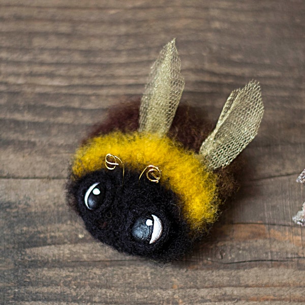 Needle felted brooch «Bumblebee» Cutie-pie bumblebee baby Little felted bumblebee Garden bug brooch Stripy insect pin Funny bag accessory