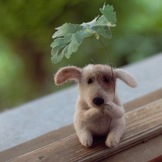 Nadel gefilzter Hund weiß braun Wolle Hund Süßer kleiner Welpe mit Flecken  Kleine sitzende Hunde Figur Geschenk weiche Skulptur für Hunde-Liebhaber -  .de