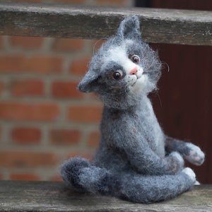 Needle felted cat Grey street cat with a pensive look Cute tri-coloured country tomcat Handmade wool cat figurine Soft sitting cat sculpture
