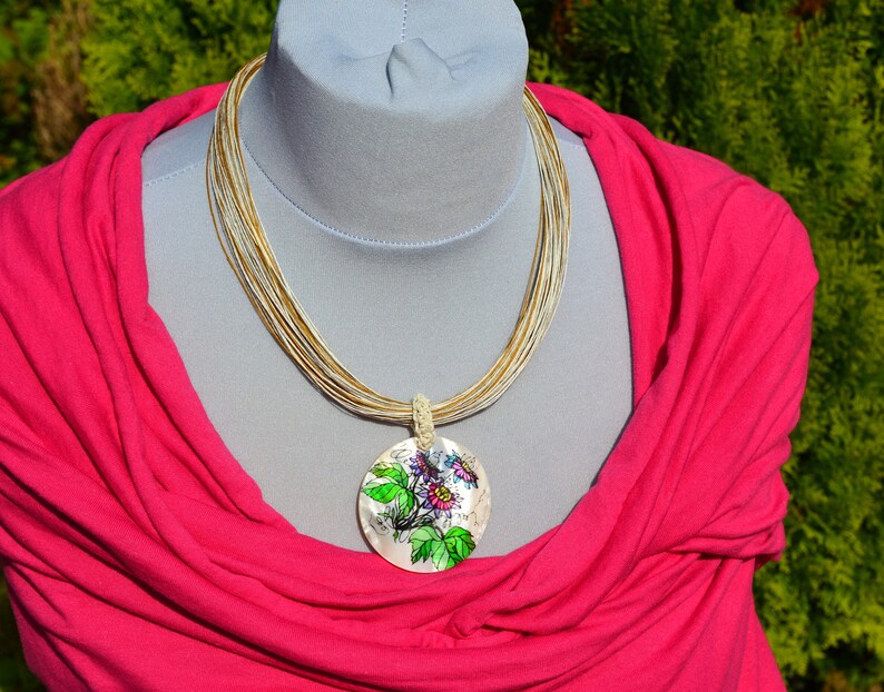 Letni kwiatowy naszyjnik wisiorek, kolorowy naszyjnik z masy perłowej, organiczny naszyjnik dla kobiety, prezent urodzinowy dla niej zdjęcie 8